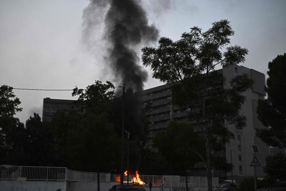 Un incendie à Toulouse, lors d’affrontements après la mort de Nahel M. à Nanterre, le 28 juin.