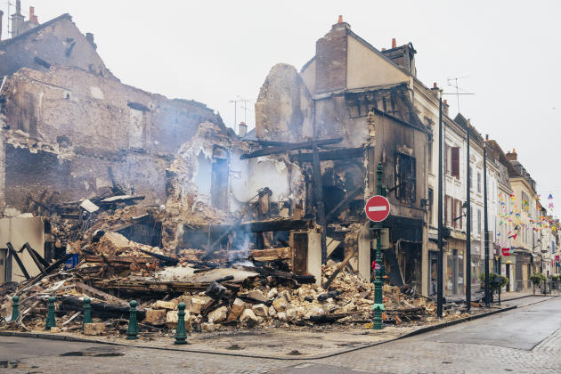 Un bâtiment a été incendié et a fini par s’effondrer, dans la nuit du 29 au 30 juin, à Montargis (Loiret), le 1er juillet 2023.