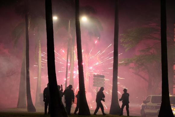 Tirs de mortiers d’artifice lors d’affrontements avec la police au Port, sur l’île de La Réunion, le 30 juin 2023.