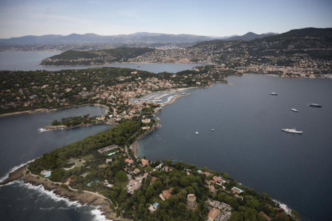 Comme dans la presqu’île de Saint-Jean-Cap-Ferrat (Var), beaucoup de terrains et de villas de la Côte d’Azur sont détenues par des sociétés, dont les propriétaires ne sont pas toujours connus.