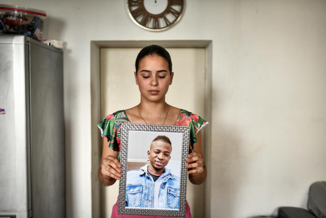 Maya Biret, avec le portrait de son ami Alhoussein Camara, tué par un policier le 14 juin, ici à Angoulême, le 5 juillet 2023.