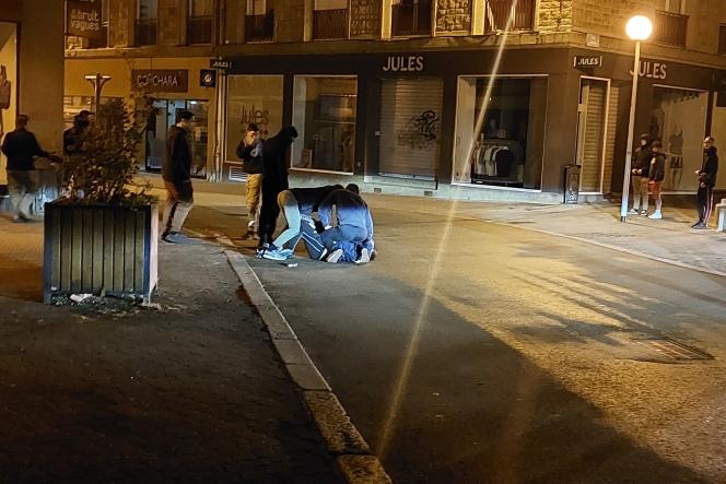 Un petit groupe d’une trentaine de personnes en civil, visage masqué et gants coqués pour certaines, a opéré des « interpellations » de casseurs dans le centre-ville de Lorient (Morbihan), dans la nuit du vendredi 30 juin au samedi 1er juillet 2023. 