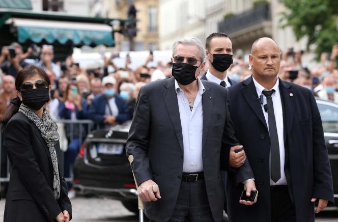 Alain Delon et Hiromi Rollin (à gauche) aux funérailles de Jean-Paul Belmondo, en septembre 2021.