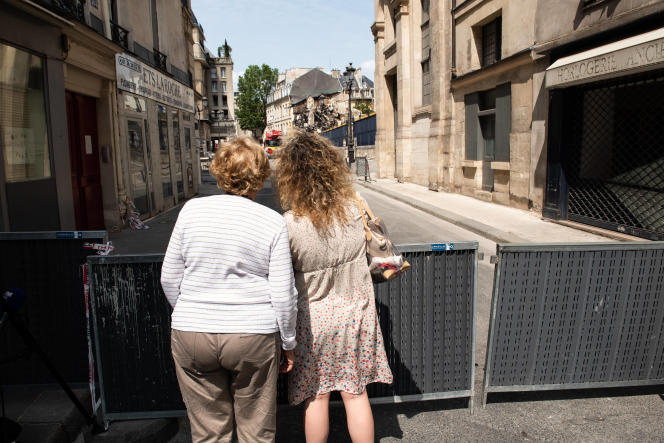 Des habitantes du quartier, devant le périmètre de sécurité établi autour du 277, rue Saint-Jacques, à Paris, le 27 juin 2023.