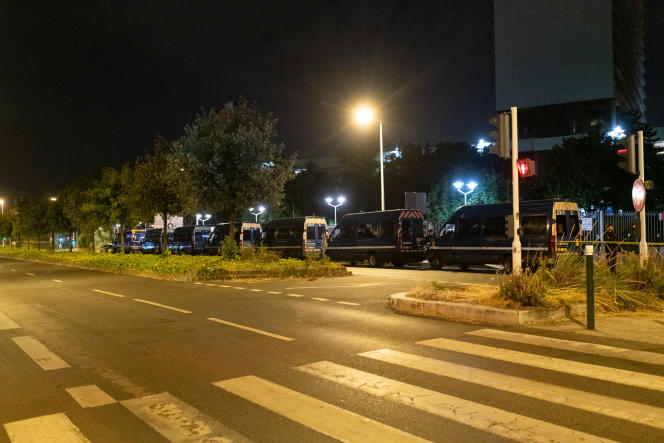 Des camions de la gendarmerie mobile devant la préfecture, à Nanterre, dans la nuit du 1er au 2 juillet 2023.