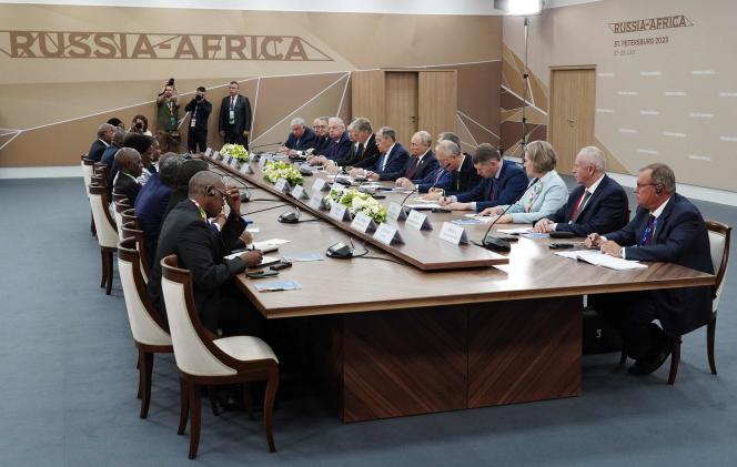 Le président russe, Vladimir Poutine, rencontre la délégation du Mozambique et son président, Filipe Nyusi, lors du sommet Russie-Afrique, à Saint-Pétersbourg, le 27 juillet 2023. 