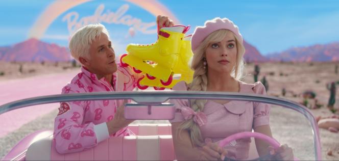 Ken (Ryan Gosling) et Barbie (Margot Robbie) dans « Barbie », de Greta Gerwig. 