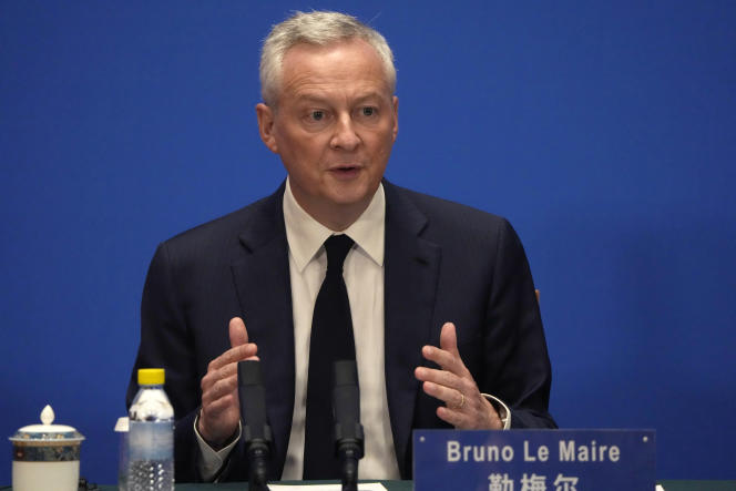 Le ministre français de l’économie Bruno Le Maire s’exprime à l’occasion d’une conférence de presse à l’ambassade de France en Chine, à Pékin, samedi 29 juillet 2023. 