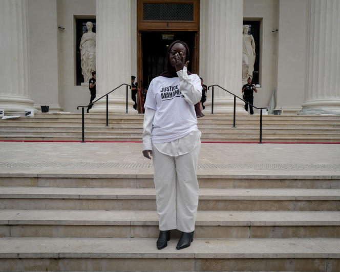Assetou Cissé, sœur de Mahamadou Cissé, avant sa prise de parole lors d’un rassemblement contre la remise en liberté de l’homme qui a tué son frère, devant le Palais de justice de Reims (Marne), le 25 juillet 2023. 