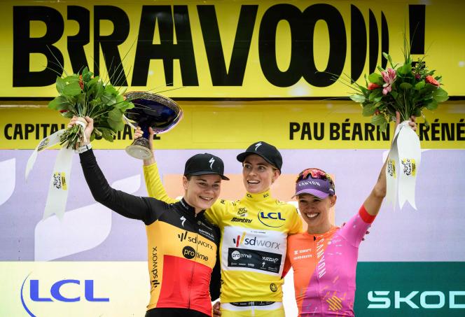 La Belge Lotte Kopecky (à gauche, 2ᵉ), la Néerlandaise Demi Vollering (au centre, 1ʳᵉ) et la Polonaise  Katarzyna Niewiadoma (3ᵉ, à droite), sur le podium final du Tour de France Femmes, le 30 juillet 2023, à Pau. 