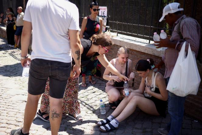 Une touriste britannique qui vient de faire à malaise à cause de la chaleur, à Rome, le 11 juillet 2023.