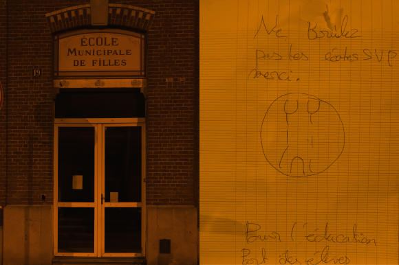 Un message sur la porte de l'école Quinet-Bert, dans le quartier du Cul-de-Four., à Roubaix, dans la nuit du 1er au 2 juillet 2023.