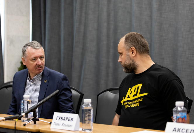 Igor Guirkine, alias Igor Strelkov, ancien commandant militaire séparatiste pro-russe, et Pavel Goubarev, combattant prorusse de l’est de l’Ukraine, lors d’une conférence de presse du groupe nationaliste « Club des patriotes en colère », à Moscou, le 12 mai 2023.  