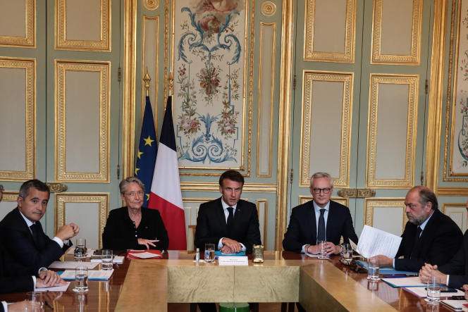 Emmanuel Macron préside une cellule de crise en présence de la cheffe du gouvernement, Elisabeth Borne, et de ministres, à l’Elysée, à Paris, le 2 juillet 2023. 