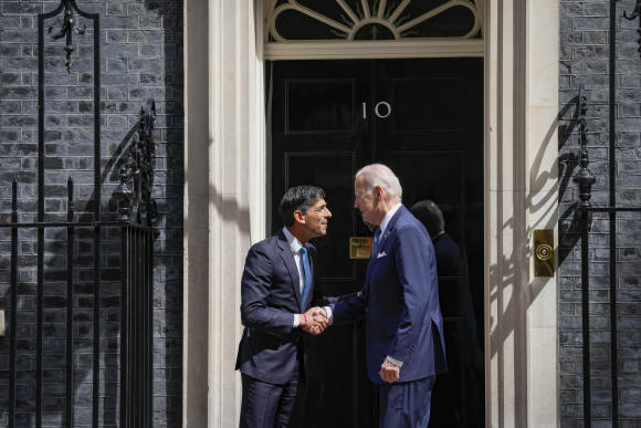 Le président américain, Joe Biden, et le premier ministre britannique, Rishi Sunak, au 10 Downing Street, à Londres, le 10 juillet 2023.