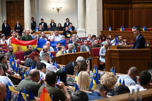 Pedro Sanchez, le président du gouvernement espagnol, à la tribune du Parlement ukrainien, samedi 1er juillet.