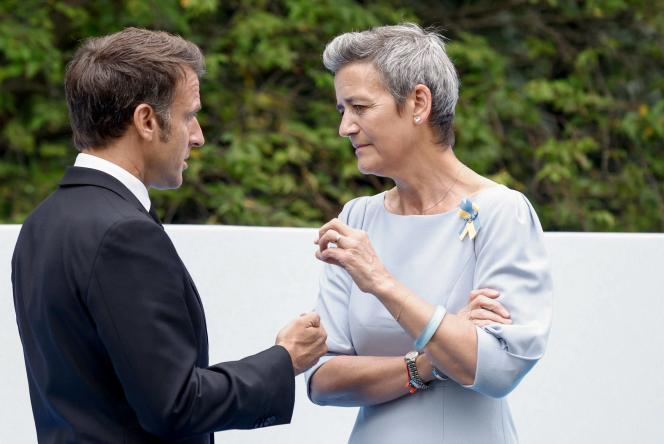 Emmanuel Macron et Margrethe Vestager, la vice-présidente de la Commission chargée de la concurrence, à Bruxelles, le 29 juin 2023.