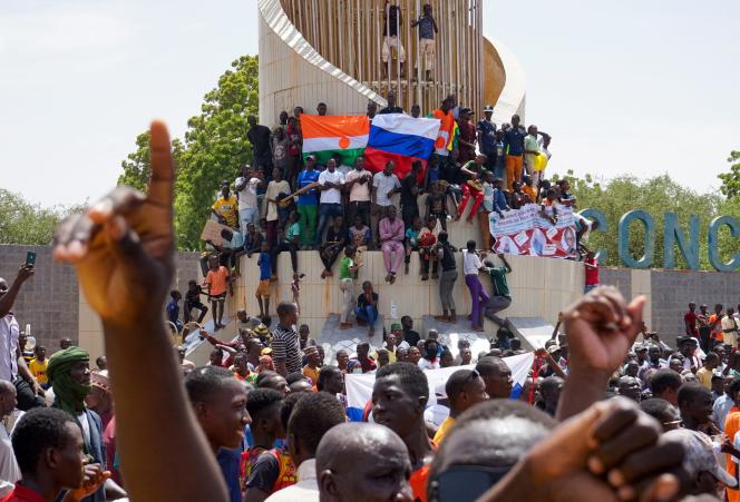 Manifestation en soutien au général Abdourahamane Tchiani, devant le bâtiment de l’Assemblée nationale  à Niamey, Niger, le 30 juillet 2023. 