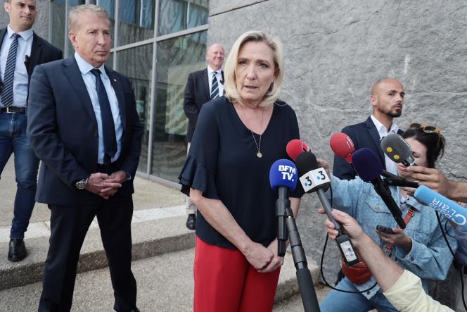 Marine le Pen en déplacement à Beauvais (Oise), le 12 juillet 2023, à la sortie du commissariat de Saint-Jean, attaqué lors des émeutes.