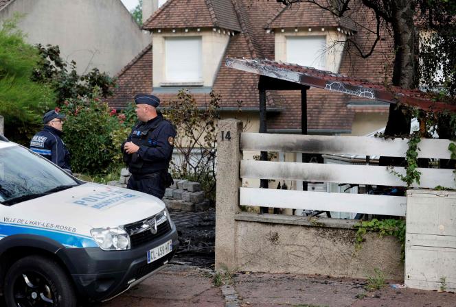 La police municipale devant le domicile de Vincent Jeanbrun, maire de L’Haÿ-les-Roses (Val-de-Marne), attaqué par une voiture bélier dans la nuit du samedi 1ᵉʳ au dimanche 2 juillet.