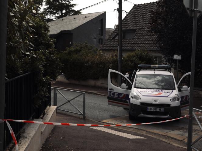 A L’Haÿ-les-Roses (Val-de-Marne), le 2 juillet 2023, après que la police a bloqué la rue où habite le maire de la ville, dont le domicile et la famille ont été attaqués par des émeutiers. 