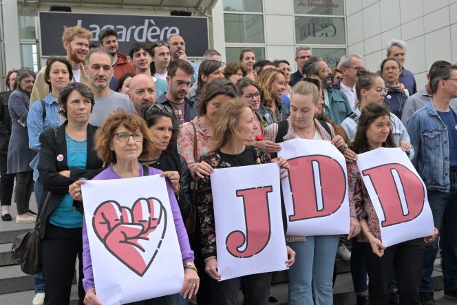 Des salariés du « Journal du dimanche » devant leur rédaction à leur treizième jour de grève, à Paris, le 5 juillet 2023.