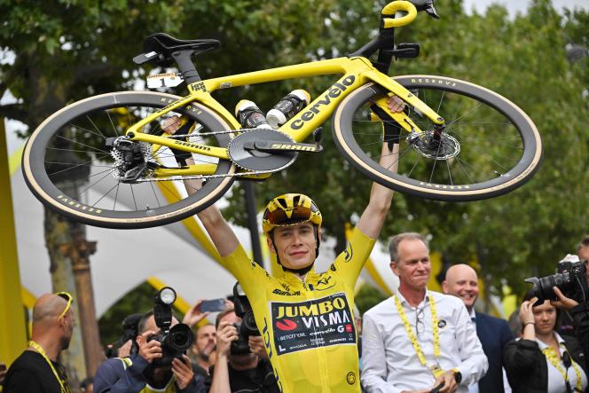 Jonas Vingegaard célèbre sa deuxième victoire au classement général du Tour de France, à l’issue de la 21e étape, sur les Champs-Elysées à Paris, le 23 juillet 2023.