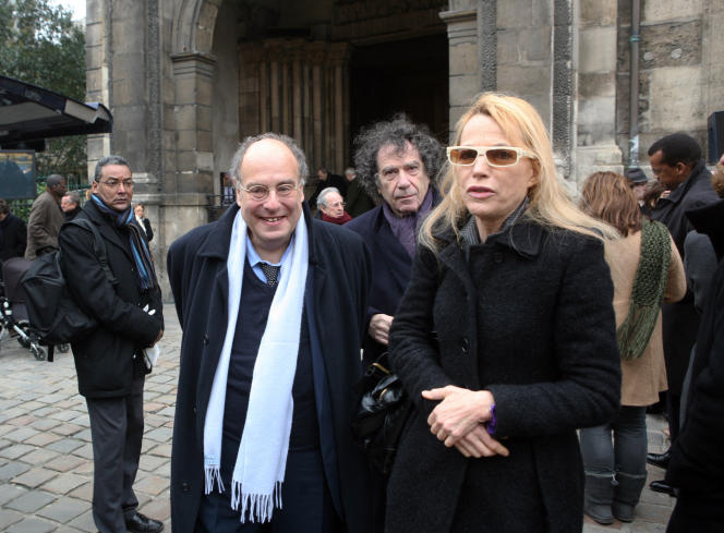 Alexandre Adler, à gauche, le 5 février 2011, après avoir assisté à une cérémonie en hommage à l’écrivain et poète martiniquais Edouard Glissant.