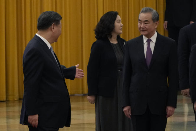 Le président chinois Xi Jinping (à gauche) et Wang Yi (à droite, à Pékin, le 18 juillet. Wang Yi a été nommé ministre des affaires étrangères, en remplacement de Qin Gang.