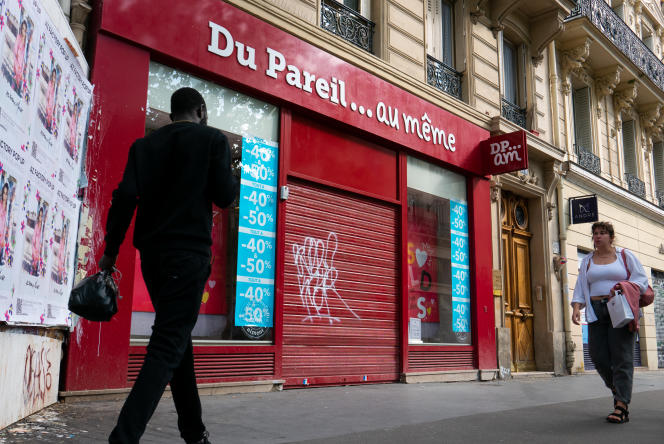 Une boutique fermée de la marque Du pareil au même, à Paris, le 2 juillet 2023. L'enseigne de vêtements pour enfants a demandé son placement en redressement judiciaire le 28 juin.