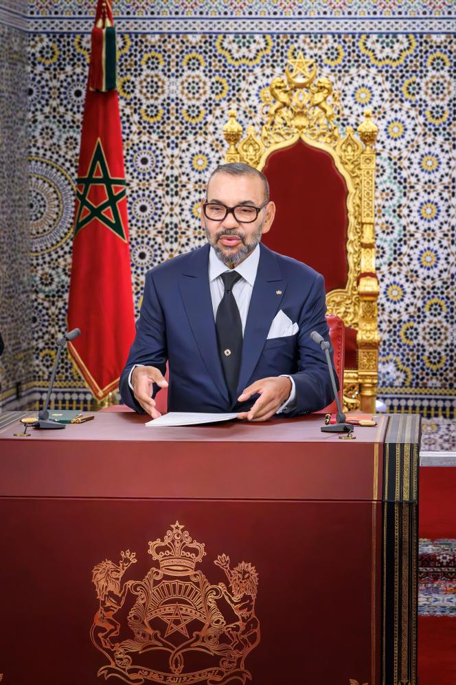 Sur cette photo fournie par l’agence de presse marocaine (MAP) le 30 juillet 2023, le roi Mohammed VI du Maroc prononce un discours à la nation, marquant le 24ᵉ anniversaire de son accession au trône, au palais royal de Tétouan.
