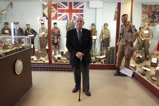 Le vétéran français Léon Gautier pose dans le musée du Commando Kieffer le 30 avril 2014 à Ouistreham.