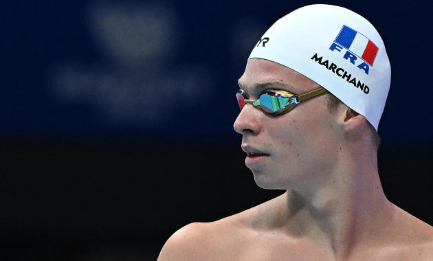 Léon Marchand se prépare pour sa demi-finale du 200 mètres 4 nages des championnats du monde à Budapest (Hongrie), le 21 juin 2022.