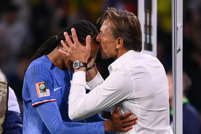 Hervé Renard embrasse Wendie Renard sur le front, à la fin du match France-Brésil, à Brisbane (Australie), le 29 juillet 2023. 