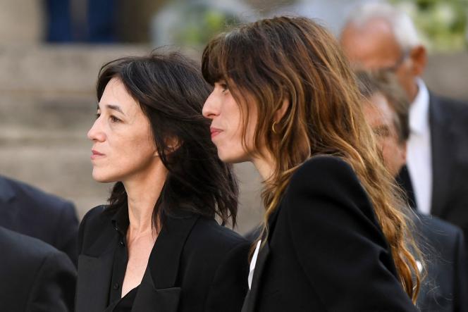 Les filles de Jane Birkin, l’actrice franco-britannique Lou Doillon (à droite) et l’actrice franco-britannique Charlotte Gainsbourg (à gauche), arrivent pour assister à la cérémonie funéraire de la chanteuse et actrice franco-britannique Jane Birkin à l’église Saint-Roch, à Paris, le 24 juillet 2023.