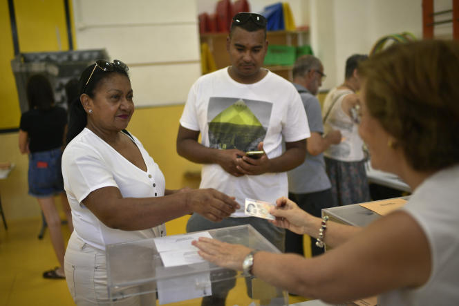 Des électeurs dans un bureau de vote de Pampelune (Navarre), en Espagne, le 23 juillet 2023.