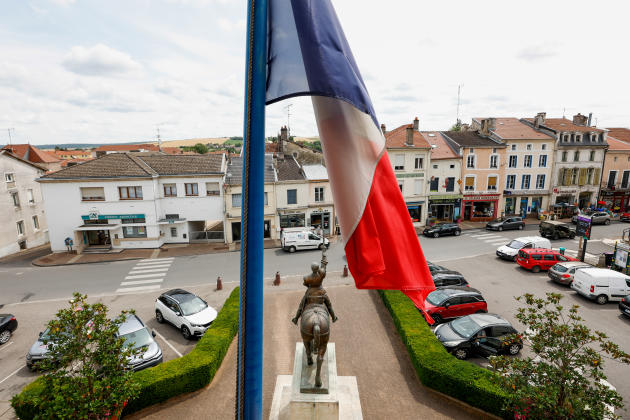 La place de la mairie à Vaucouleurs (Meuse), où trône une statue de Jeanne d'Arc, le 27 juin 2023. 