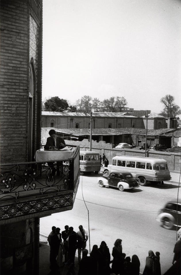 Nicolas Bouvier en train d’écrire sur le balcon d’un hôtel de Téhéran, en 1954.
Hormis cette image, toutes les photos illustrant cet article ont été prises par Nicolas Bouvier lors de son grand voyage qui l’a mené de Genève au Japon, entre 1953 et 1956.