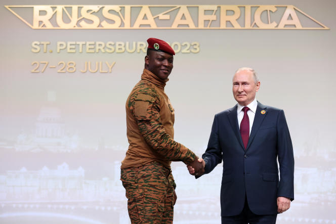 Le président du Burkina Faso, le capitaine Ibrahim Traoré, et le président russe Vladimir Poutine, lors du sommet Russie-Afrique à Saint-Pétersbourg, en Russie, le 27 juillet 2023.