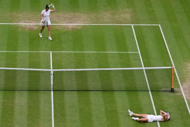 Marketa Vondrousova au moment de sa victoire en finale de Wimbledon, face à Ons Jabeur, à Londres, samedi 15 juillet 2023.