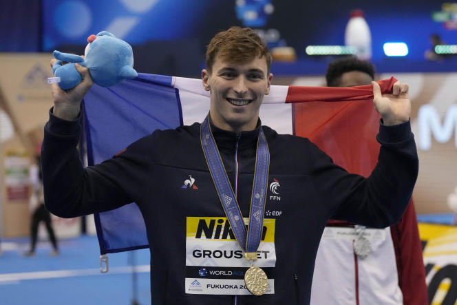 Maxime Grousset, sa médaille d’or autour du cou, à Fukuoka (Japon), le 29 juillet 2023. 