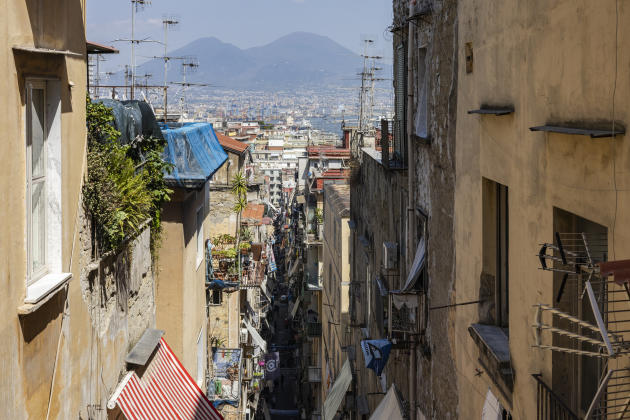 Les Quartiers espagnols avec le Vésuve en arrière-plan, le 7 juillet 2023, à Naples. 