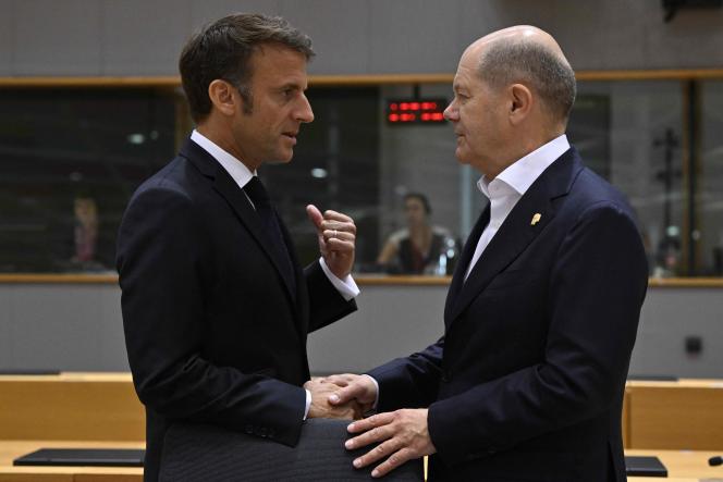 Le président français, Emmanuel Macron, avec le chancelier allemand, Olaf Scholz, le 30 juin 2023 à Bruxelles.
