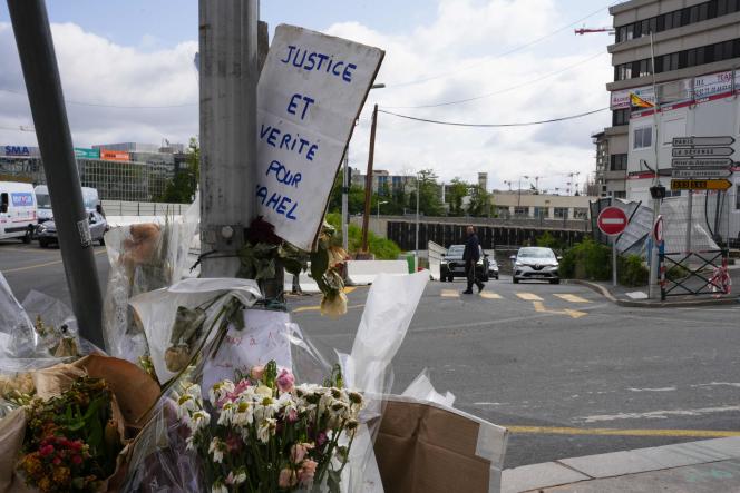 Sur les lieux du drame, des fleurs et une pancarte « justice et vérité pour Nahel » ont été déposées après la mort de Nahel M., le 27 juin, à Nanterre.