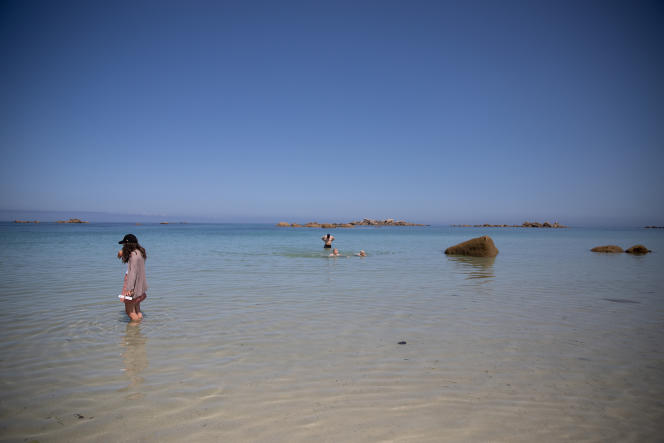 La plage de Kerlouan (Finistère), enregistre des températures supérieures de 5 °C à la normale, le 22 juin 2023.