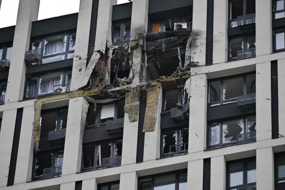 Un immeuble d’habitation de Kiev touché par un drone russe dans la nuit de mercredi à jeudi 13 juillet.