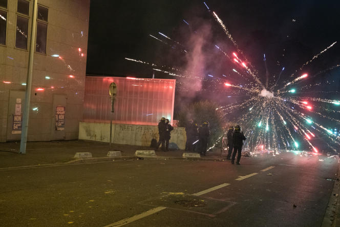 Des mortiers lancés sur un groupe de CRS à l'entrée du quartier Pablo-Picasso, à Nanterre, le 29 juin 2023.