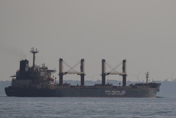 Le navire « TQ Samsun », battant pavillon turc, quitte le port ukrainien d’Odessa, le 16 juillet 2023.