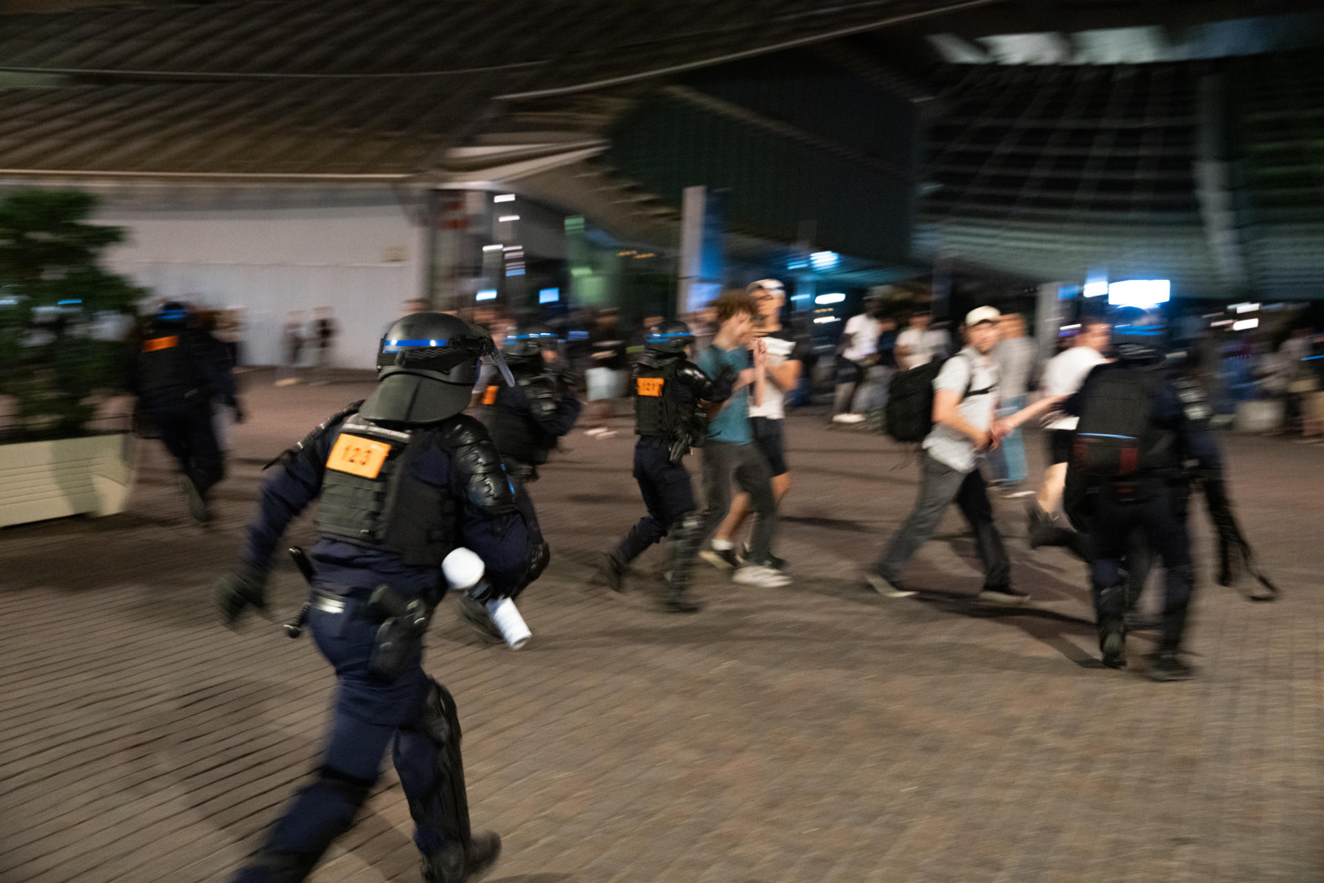 Des policiers chargent des manifestants dans le quartier des Halles, à Paris, la nuit du 30 juin au 1er juillet 2023.