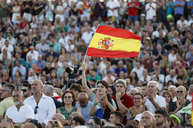 Des sympathisants du conservateur Carlos Mazon célèbrent son investiture au Parlement régional, à Valence (Espagne), le 13 juillet 2023.
